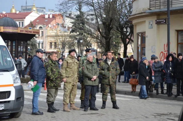 В Івано-Франківську провели в останню дорогу 33-річного бійця ДУКу Дмитра Ломея (фоторепортаж) — фото 4