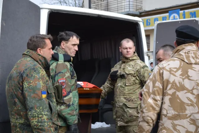В Івано-Франківську провели в останню дорогу 33-річного бійця ДУКу Дмитра Ломея (фоторепортаж) — фото 6