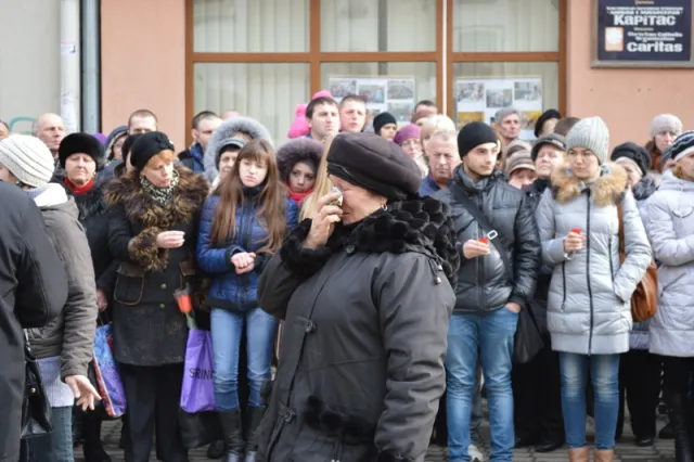 В Івано-Франківську провели в останню дорогу 33-річного бійця ДУКу Дмитра Ломея (фоторепортаж) — фото 7