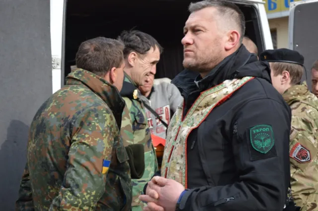 В Івано-Франківську провели в останню дорогу 33-річного бійця ДУКу Дмитра Ломея (фоторепортаж) — фото 8