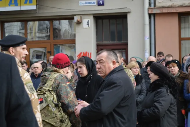 В Івано-Франківську провели в останню дорогу 33-річного бійця ДУКу Дмитра Ломея (фоторепортаж) — фото 9