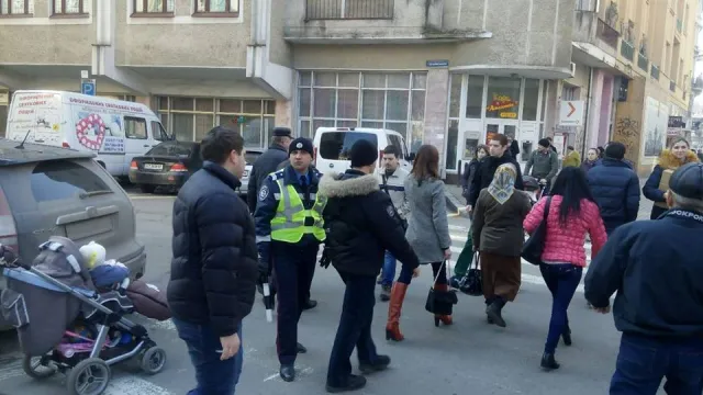 ДАІшники взялися за проблемний перехід на Грушевського (фото) — фото 1