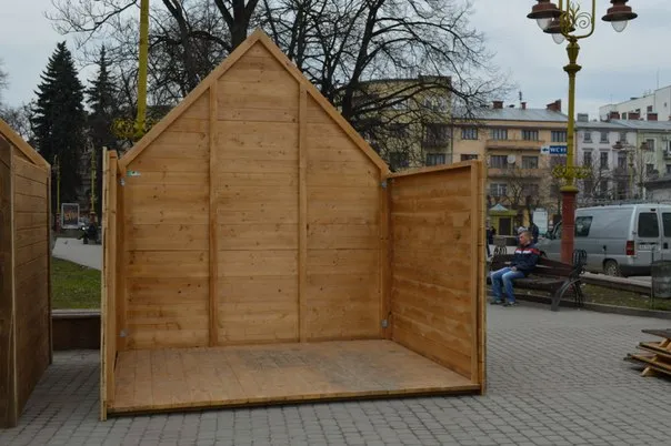 На Вічевому майдані почали зводити Великоднє ярмаркове містечко (фото) — фото 1