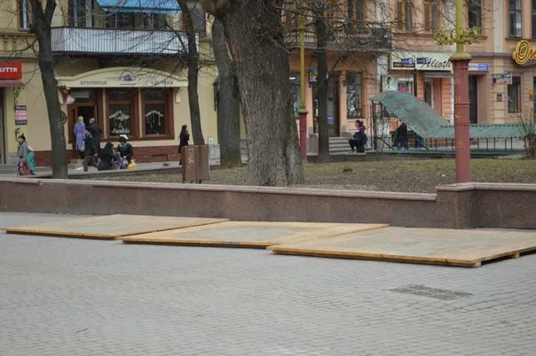 На Вічевому майдані почали зводити Великоднє ярмаркове містечко (фото) — фото 7