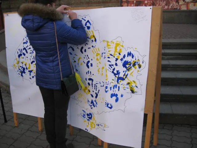 На вічевому майдані провела акцію під назвою «Україна - це ти!» — фото 2
