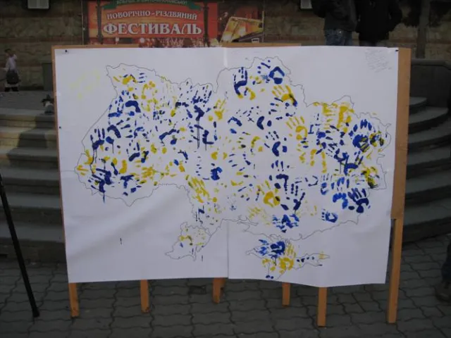 На вічевому майдані провела акцію під назвою «Україна - це ти!» — фото 4