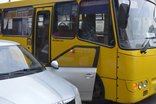 Маршрутка «відкрила» двері автівки в іншу сторону (фото) — фото 2
