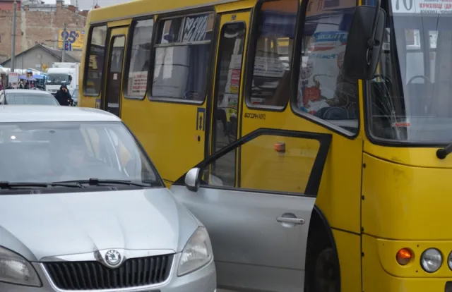 Маршрутка «відкрила» двері автівки в іншу сторону (фото) — фото 4