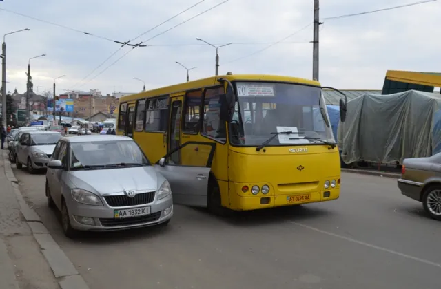 Маршрутка «відкрила» двері автівки в іншу сторону (фото) — фото 5