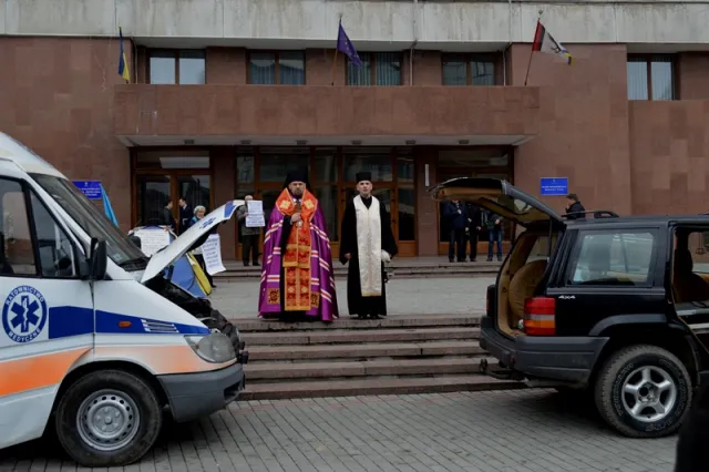 Для 128 бригади передали позашляховик та автомобіль швидкої допомоги (фоторепортаж) — фото 11