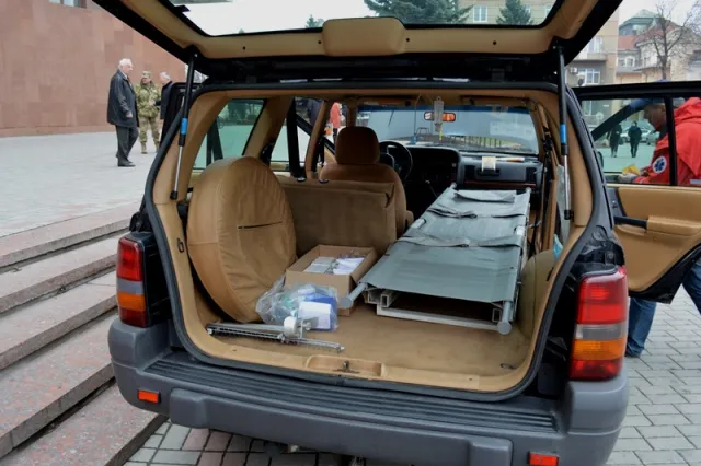 Для 128 бригади передали позашляховик та автомобіль швидкої допомоги (фоторепортаж) — фото 7