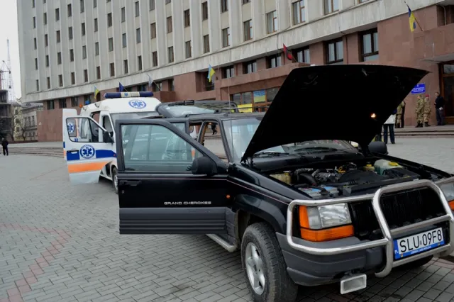 Для 128 бригади передали позашляховик та автомобіль швидкої допомоги (фоторепортаж) — фото 9