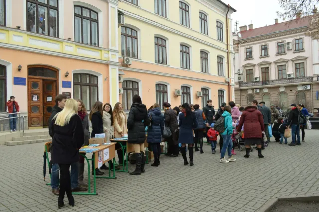 В центрі міста франківців вчать як правильно чистити зуби (фоторепортаж) — фото 1