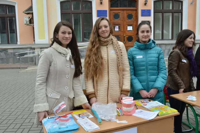 В центрі міста франківців вчать як правильно чистити зуби (фоторепортаж) — фото 4