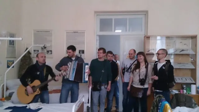 Франківський гурт «Цвіт кульбаби» співав для поранених бійців (фоторепортаж) — фото 3