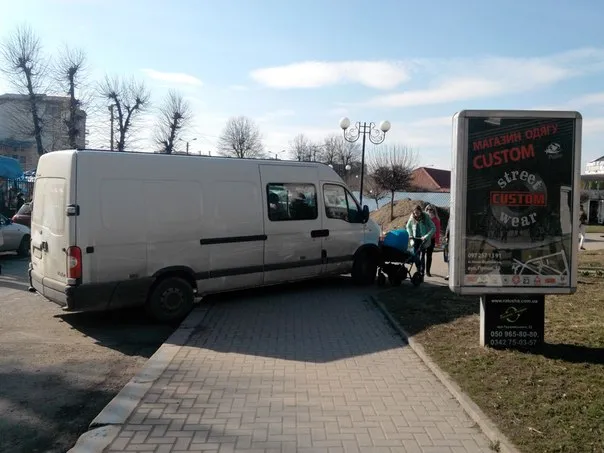 Жителів Франківська обурив кричущий випадок порушення правил дорожнього руху (фото) — фото 2