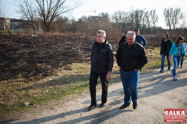 У Франківську під керівництвом Віктора Анушкевичуса прибирали територію навколо озера. Найяскравішою знахідкою став шприц (фото) — фото 11
