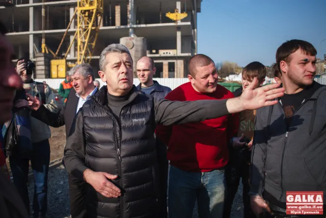 У Франківську під керівництвом Віктора Анушкевичуса прибирали територію навколо озера. Найяскравішою знахідкою став шприц (фото) — фото 13