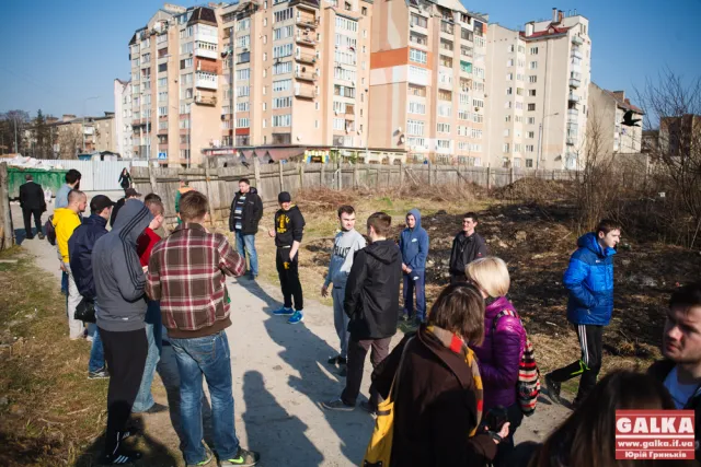У Франківську під керівництвом Віктора Анушкевичуса прибирали територію навколо озера. Найяскравішою знахідкою став шприц (фото) — фото 4
