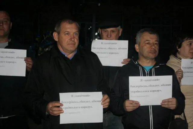 На Івано-Франківщині провели флешмоб «Я – бандерівець і цим пишаюсь» (фото) — фото 5