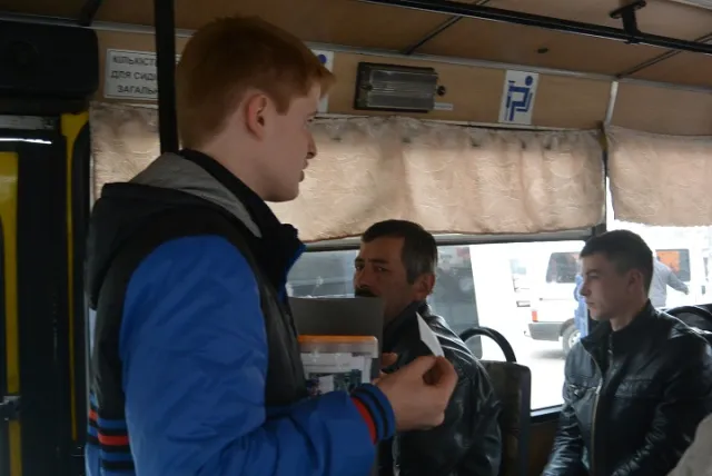 Незважаючи на домовленості, у франківських маршрутках збирають гроші на потреби бійців АТО — фото 1