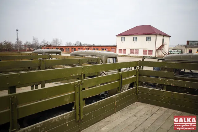 Директор скандального “Вамбуду”передав бійцям АТО три автомобілі — фото 11