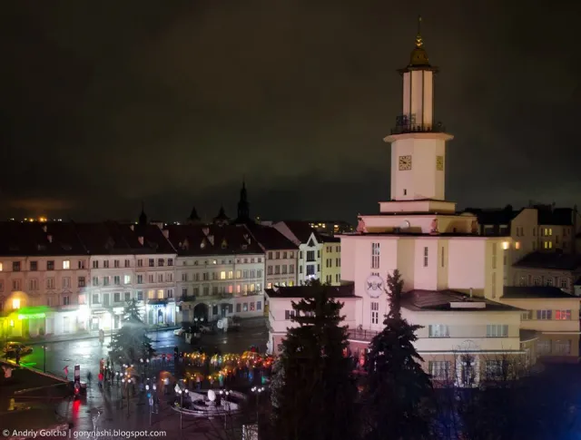 Франківськ взяв участь у "Годині Землі". Ратуша завмерла у темряві (фото) — фото 2
