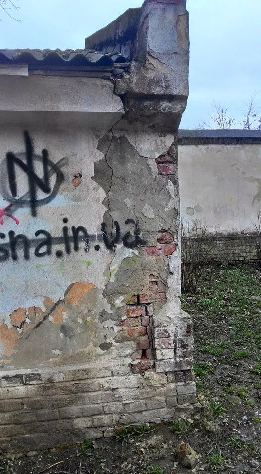 Стіна палацу Потоцьких може обвалитися на дитячий майданчик (фото) — фото 3