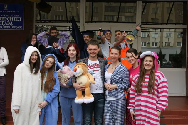 Прикарпатські студенти сиділи на парах у піжамах (фото) — фото 10
