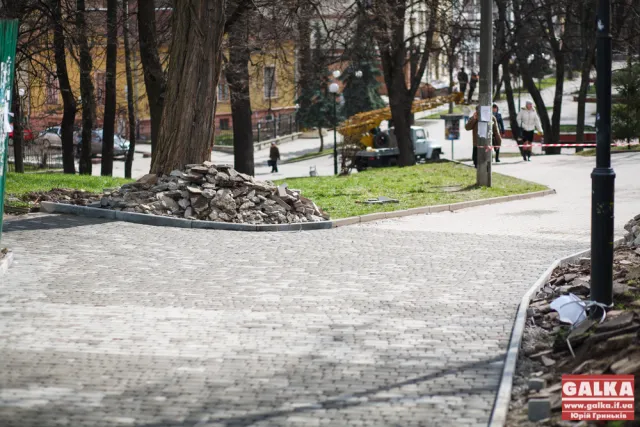 У Франківську неподалік Палацу Потоцьких викладають нову бруківку (ФОТО) — фото 4