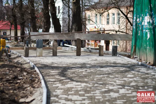 У Франківську неподалік Палацу Потоцьких викладають нову бруківку (ФОТО) — фото 5