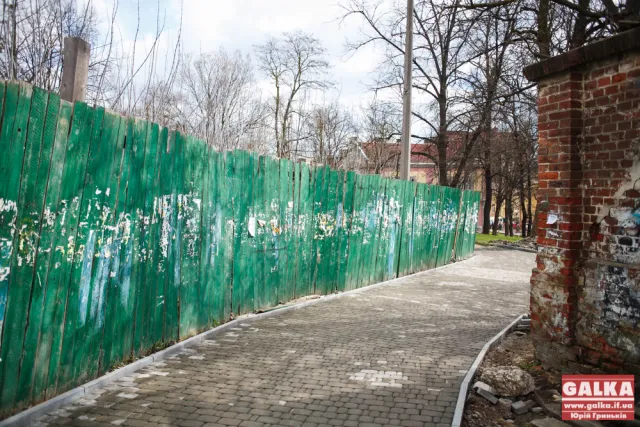 У Франківську неподалік Палацу Потоцьких викладають нову бруківку (ФОТО) — фото 6