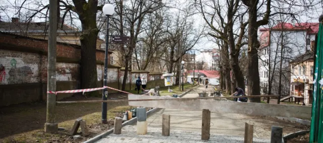 У Франківську неподалік Палацу Потоцьких викладають нову бруківку (ФОТО) — фото 7