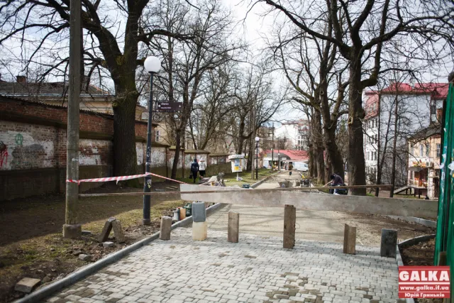 У Франківську неподалік Палацу Потоцьких викладають нову бруківку (ФОТО) — фото 8