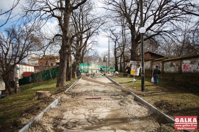 У Франківську неподалік Палацу Потоцьких викладають нову бруківку (ФОТО) — фото 9