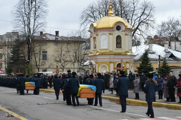 У Франківську провели панахиду за трьома загиблими бійцями батальйону «Івано-Франківськ» (фоторепортаж) — фото 11