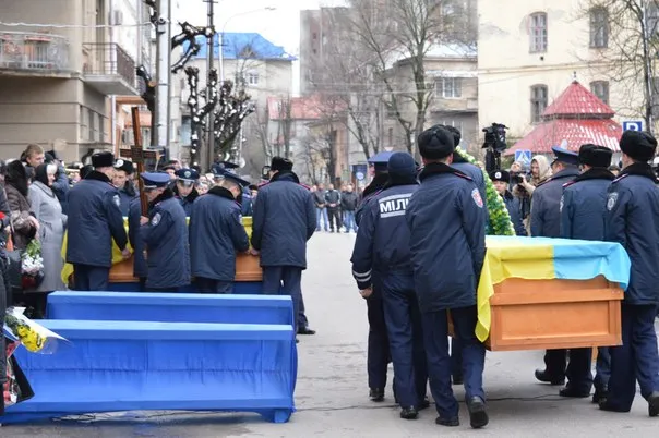 У Франківську провели панахиду за трьома загиблими бійцями батальйону «Івано-Франківськ» (фоторепортаж) — фото 12