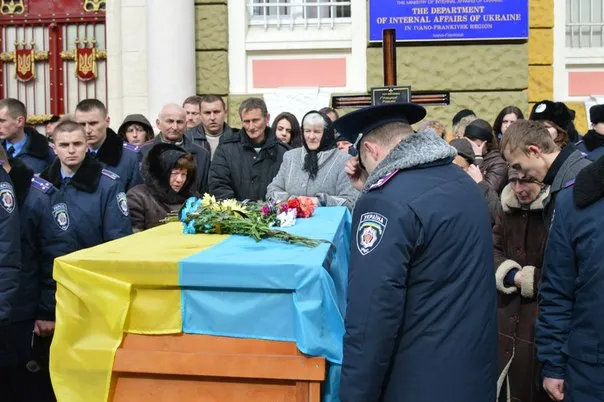 У Франківську провели панахиду за трьома загиблими бійцями батальйону «Івано-Франківськ» (фоторепортаж) — фото 16