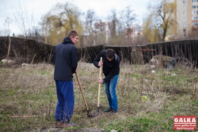 У Франківську громадські активісти вирубали хащі по вул. Гурика (фото) — фото 3