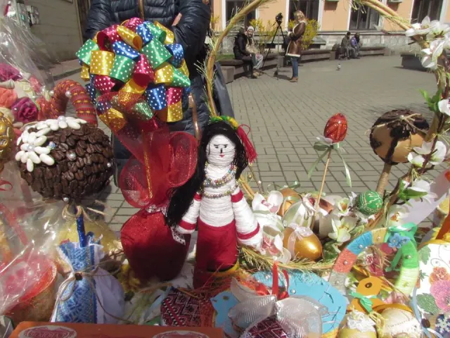 Діти учасників війни влаштували ярмарок на підтримку військових (фоторепортаж) — фото 4