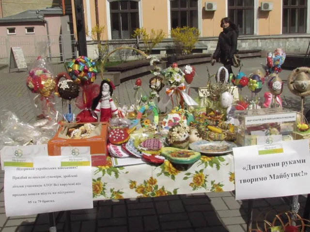 Діти учасників війни влаштували ярмарок на підтримку військових (фоторепортаж) — фото 8