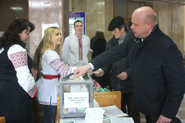 На продажі писанок назбирали понад 4 тисячі гривень онкохворим дітям (фоторепортаж) — фото 6