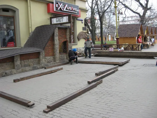 В Івано-Франківську почали встановлювати перші літні торгові майданчики (фото) — фото 2