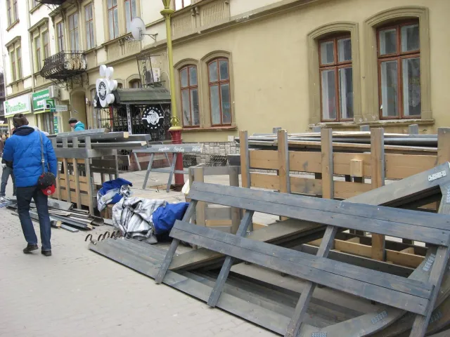 В Івано-Франківську почали встановлювати перші літні торгові майданчики (фото) — фото 3