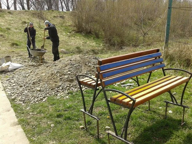 В мікрорайоні Пасічна почали встановлювати лавочки поблизу річки — фото 1