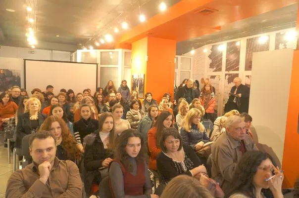 Ольга Деркачова презентувала у франківській книгарні «Є» новий роман «Коли прокинешся» (фото) — фото 8