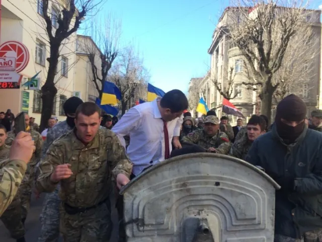 Франківський «Правий сектор» кинув у смітник начальника обласної юстиції (фото) — фото 1