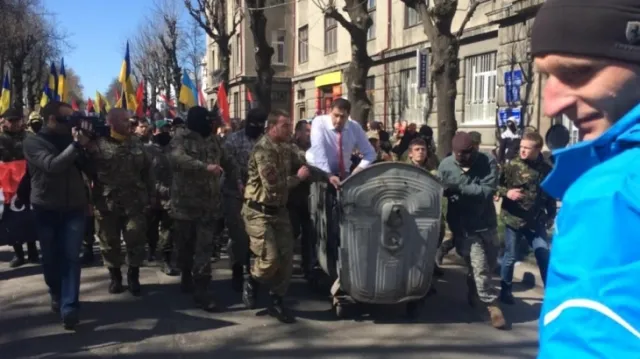 Франківський «Правий сектор» кинув у смітник начальника обласної юстиції (фото) — фото 2
