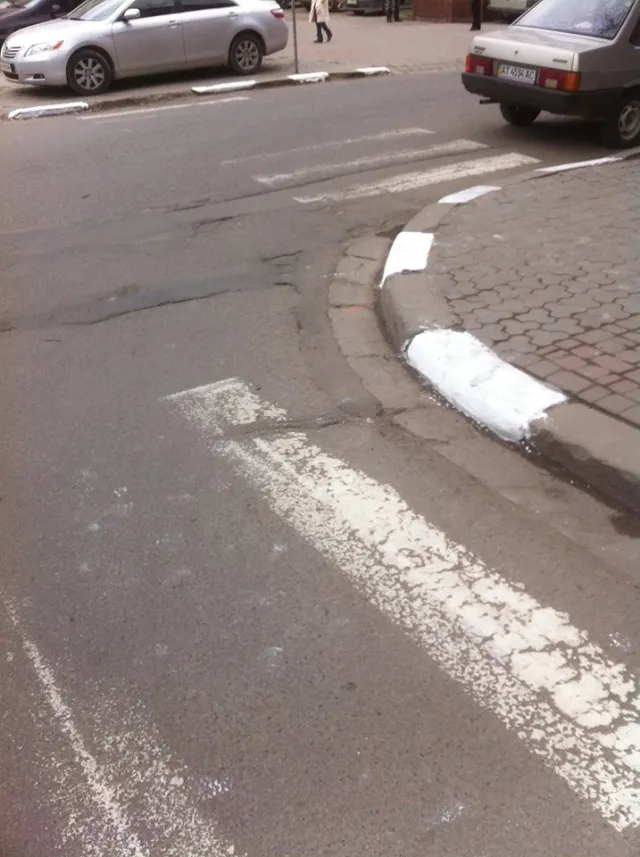 Комунальники халатно фарбують турнікети і бордюри, витрачаючи намарно матеріали та гроші (фото) — фото 2