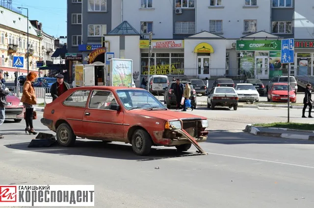 Внаслідок ДТП старенька машина розсипалася посеред вулиці (фото) — фото 1